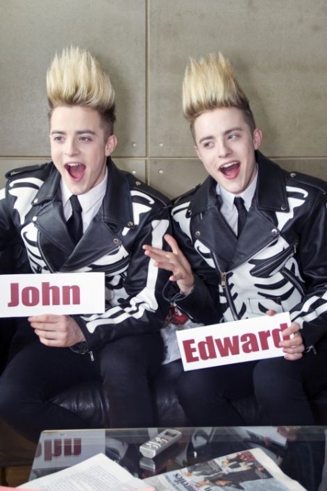 jedward-mit-namensschildern.jpg